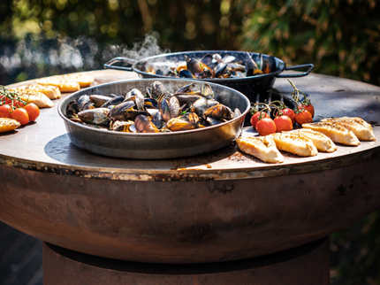 BonFeu BonBiza with food