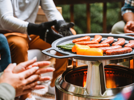 Solo Stove Bonfire 2.0 RVS + Standaard + grill sfeerfoto