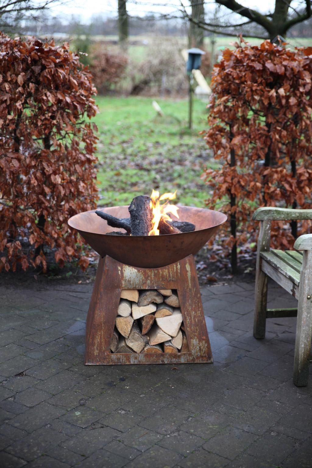 Esschert Feuerschale mit Holzlager