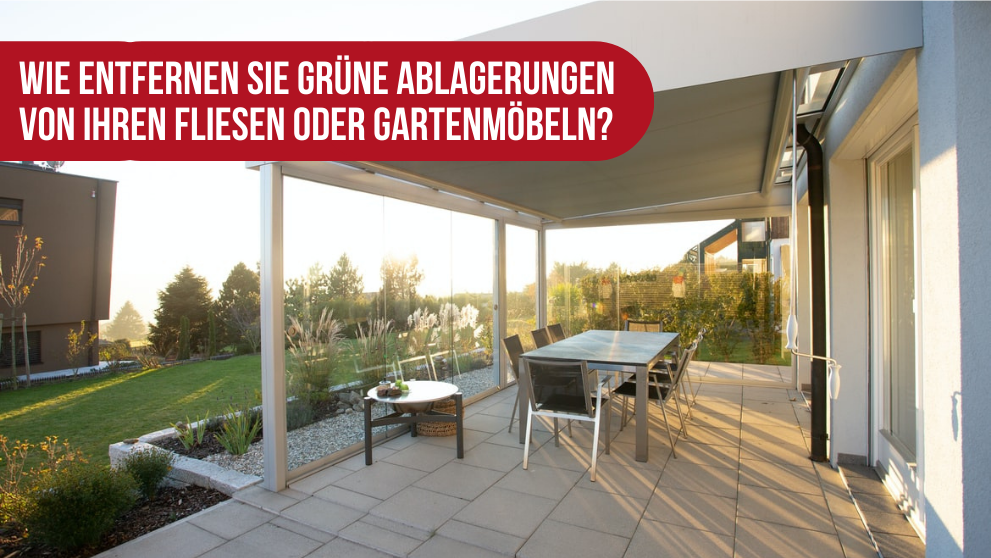 Grüne Ablagerungen von Terrassenfliesen oder Gartenmöbel entfernen}