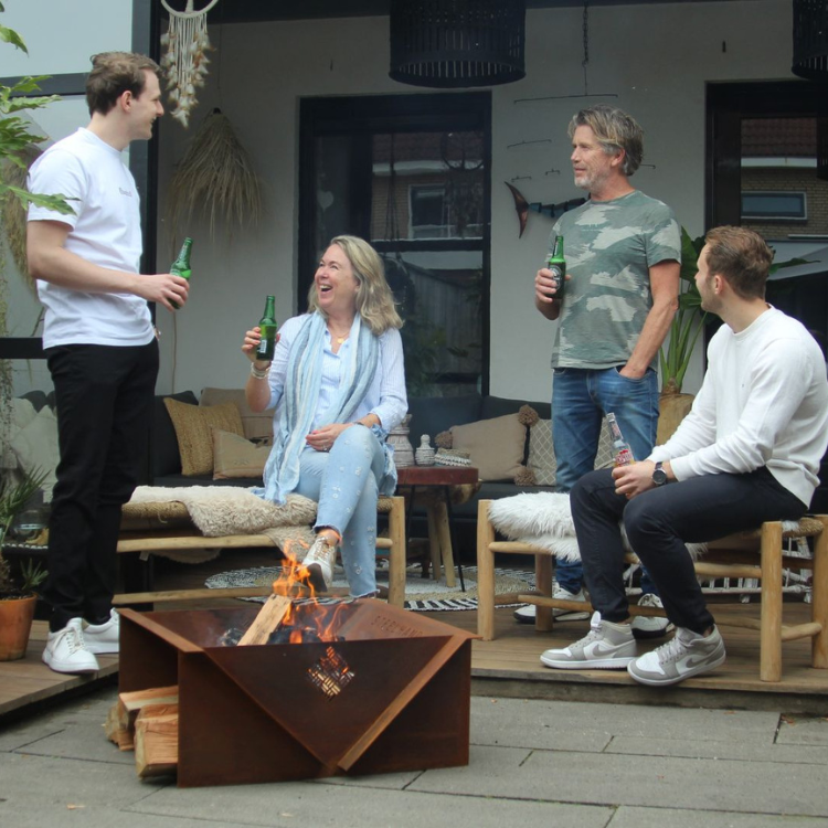 Familie mit Steelhand v-pit Feuerkorb